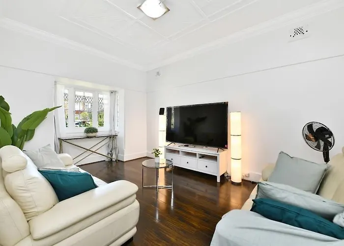 Elegant Family Retreat Near Beaches & Sydney Cbd